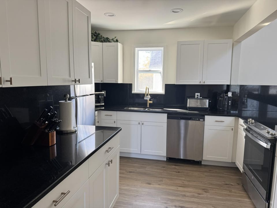 Gorgeous Master's Rental in Martinez House in Evans