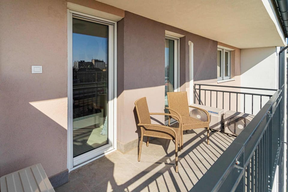 Central - Sunny - Spacious - Balcony Apartment in Budapest