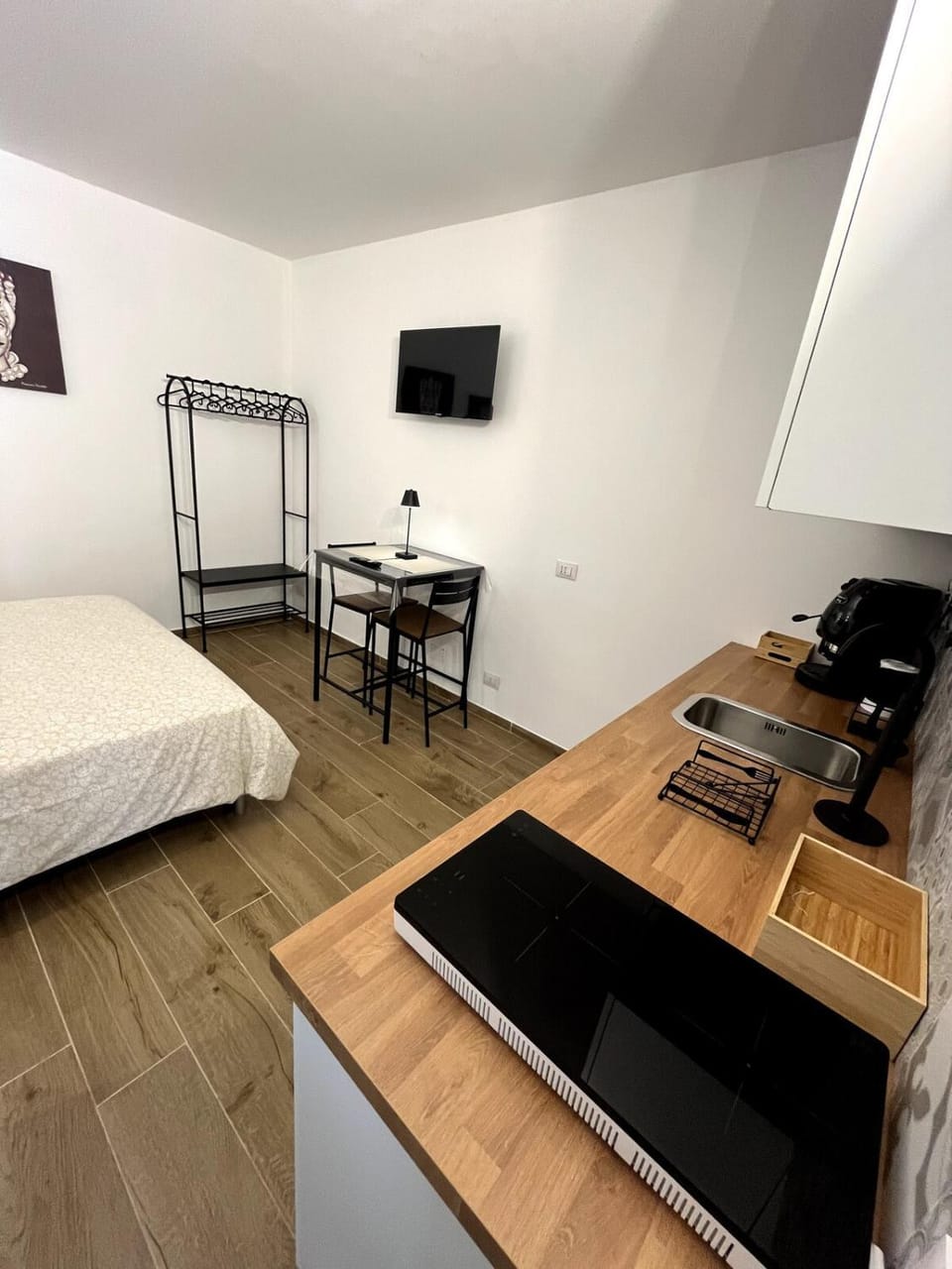 Bed, TV and multimedia, Photo of the whole room, minibar
