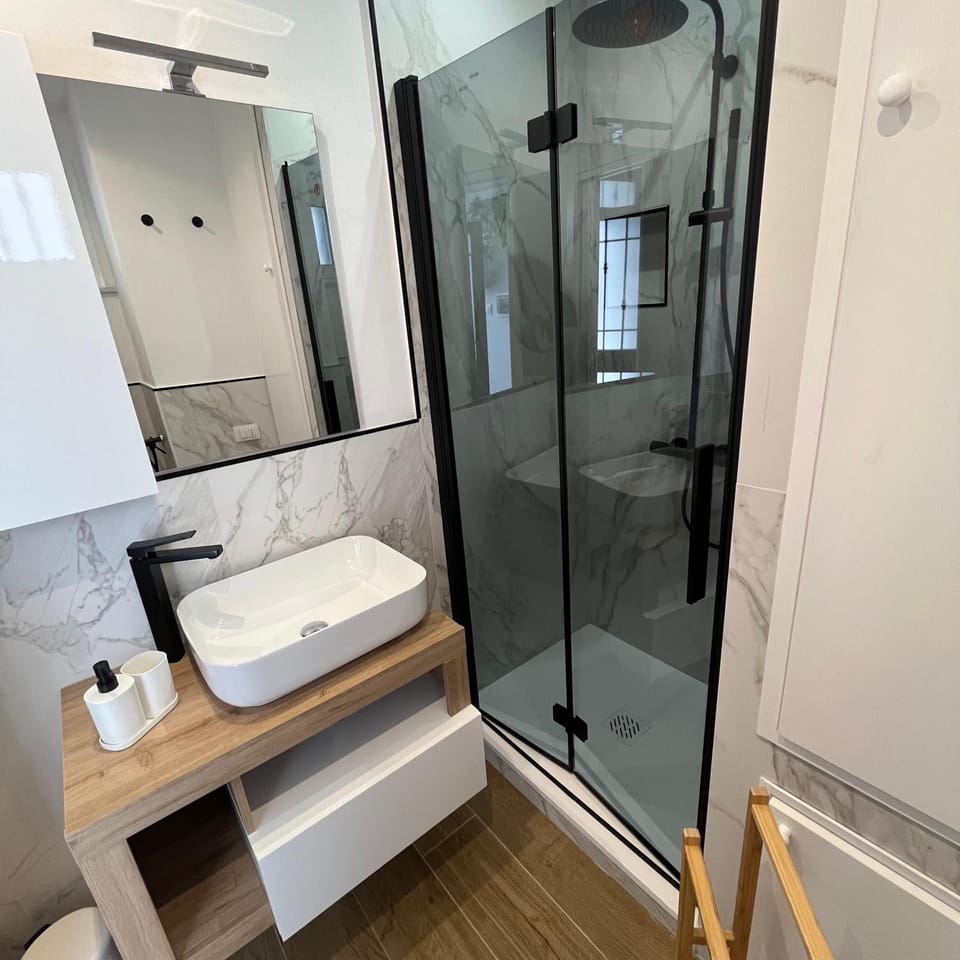 Shower, Toilet, Bathroom, towels
