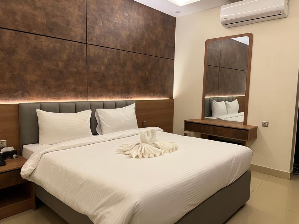 Bed, Photo of the whole room, Bedroom, wardrobe, air conditioner