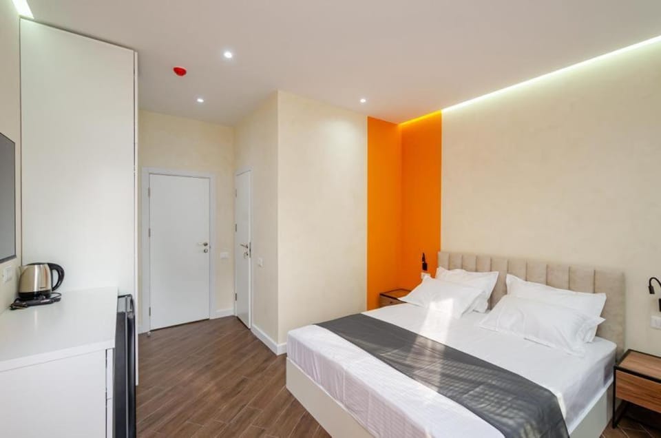 Bed, TV and multimedia, Photo of the whole room, Bedroom, wardrobe