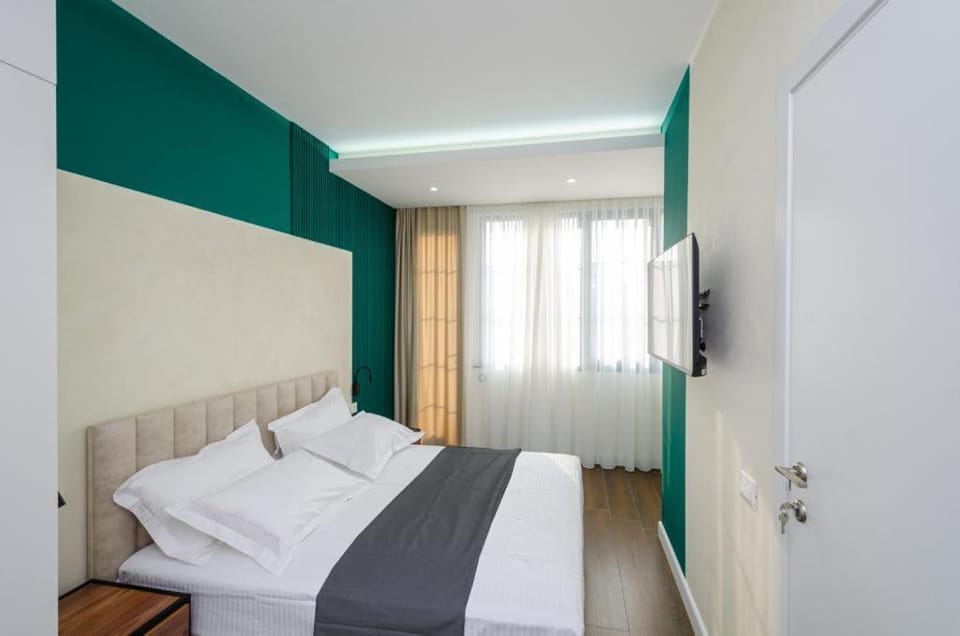 Bed, TV and multimedia, Photo of the whole room, Bedroom, wardrobe