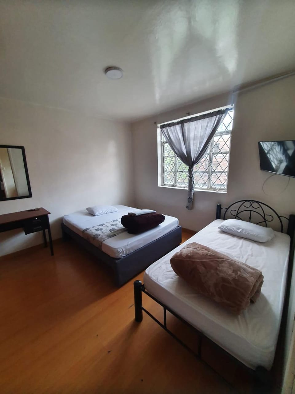 Bed, TV and multimedia, Bedroom
