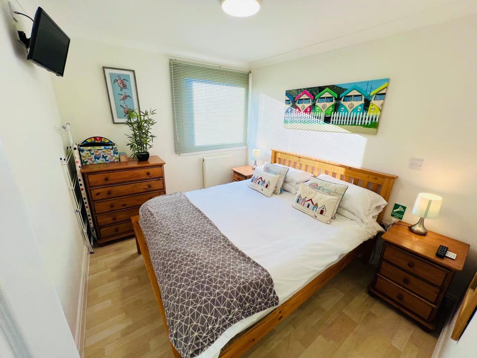 Bed, TV and multimedia, Photo of the whole room, Bedroom