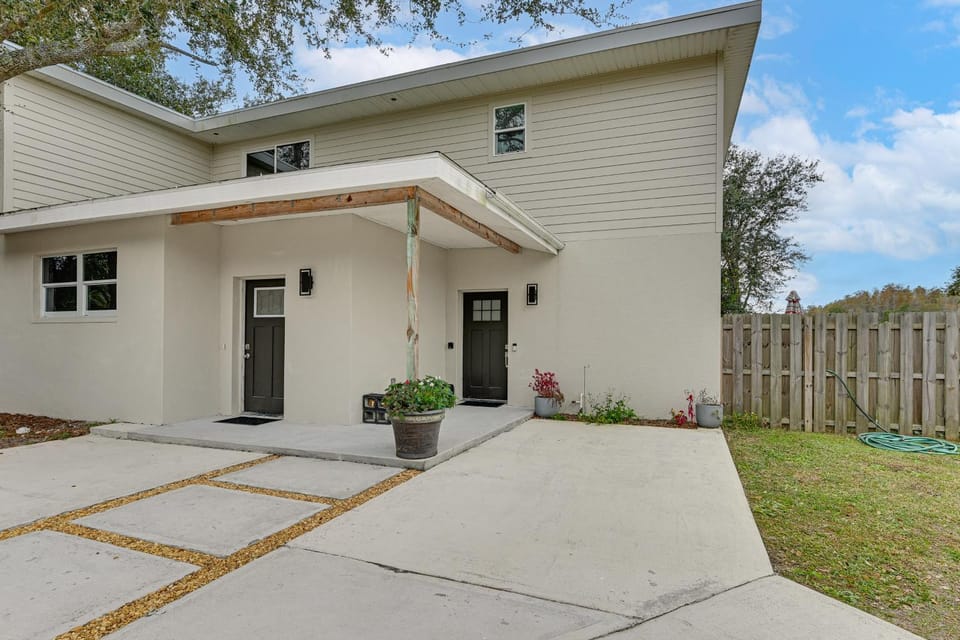'The Hangar Retreat' Aviation-Themed Stay in Lutz House in Wesley Chapel