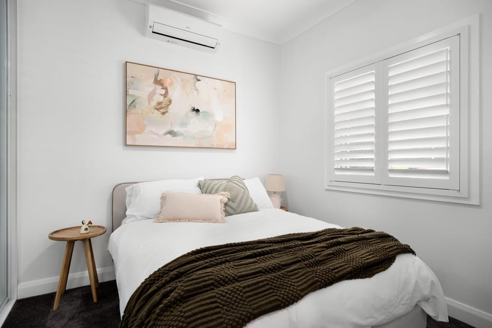 Bedroom, wardrobe, air conditioner