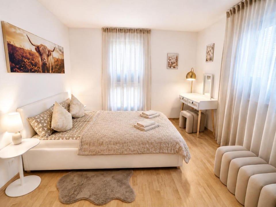 Bed, Photo of the whole room, Bedroom, towels