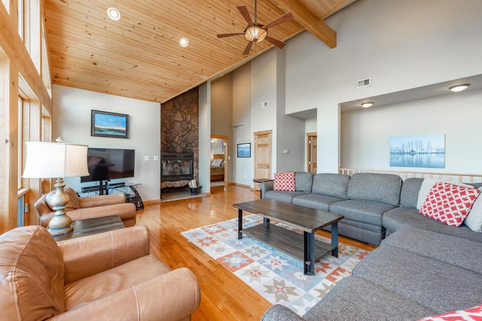 Rocky Mountain Lodge by Railey Vacations Bed and Breakfast in Deep Creek Lake