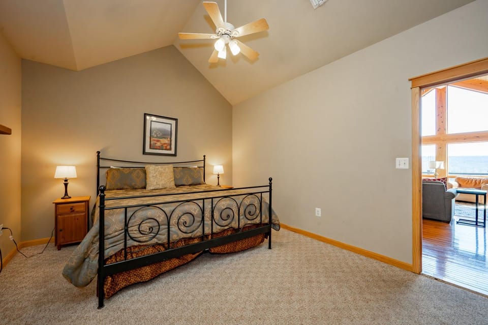 Rocky Mountain Lodge Bed and Breakfast in Deep Creek Lake