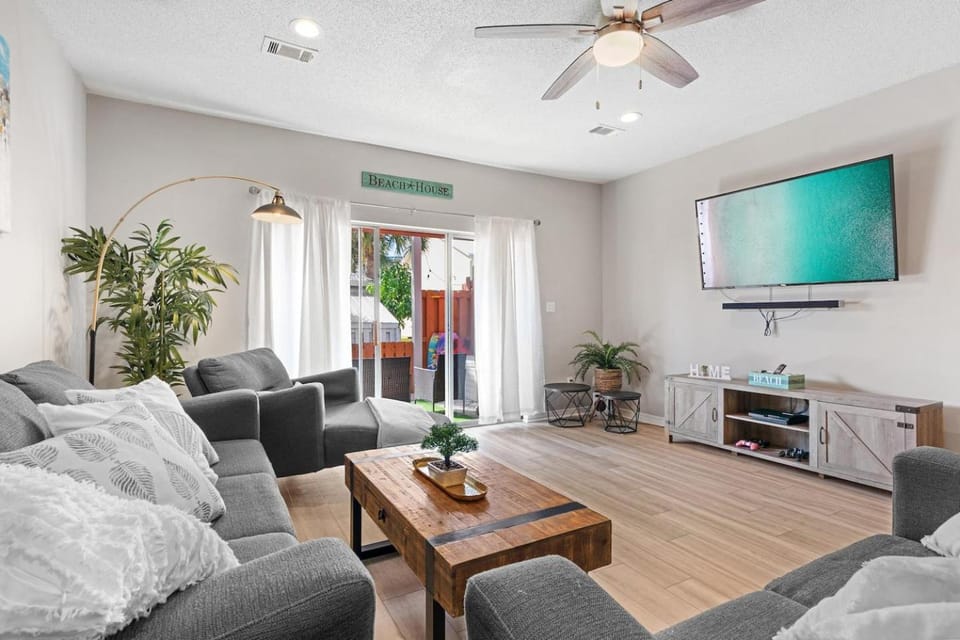 5 Min Walk to Beach, Pool, Loaded Game Room ! House in Miramar Beach