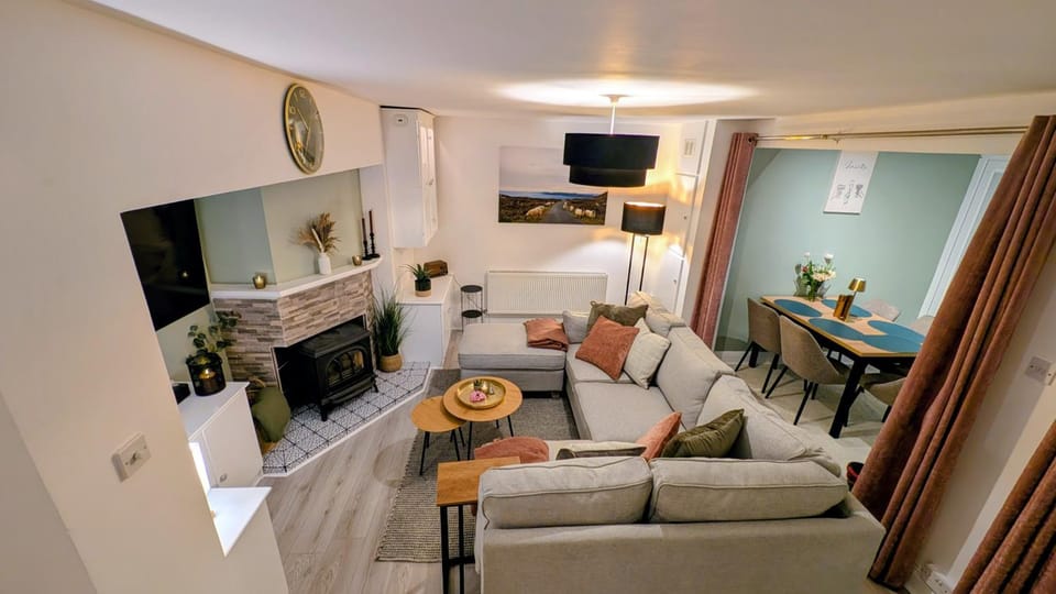 Living room, Seating area, Dining area, fireplace