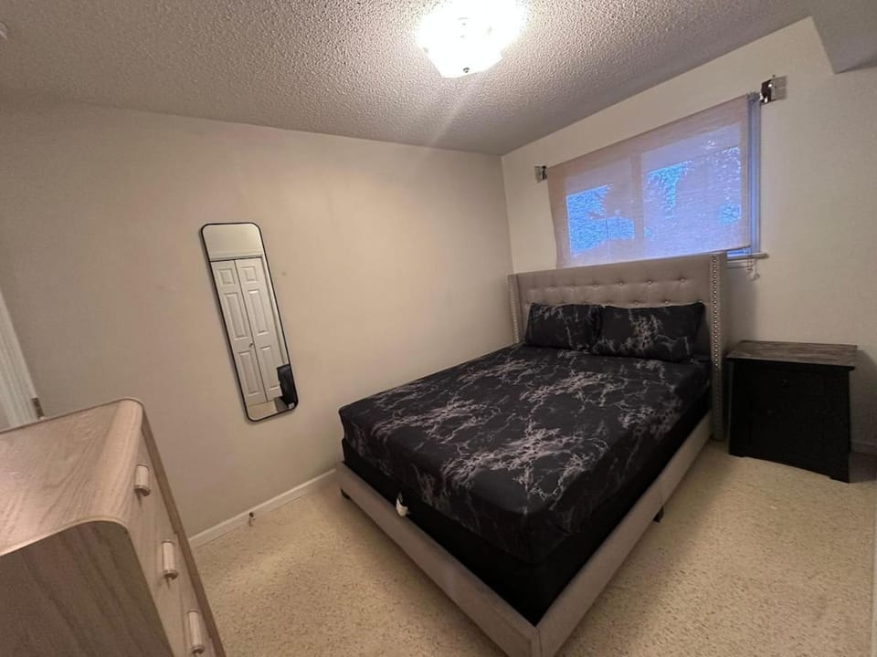 Cozy West Edmonton Home Near Jasper Park & shops House in Edmonton