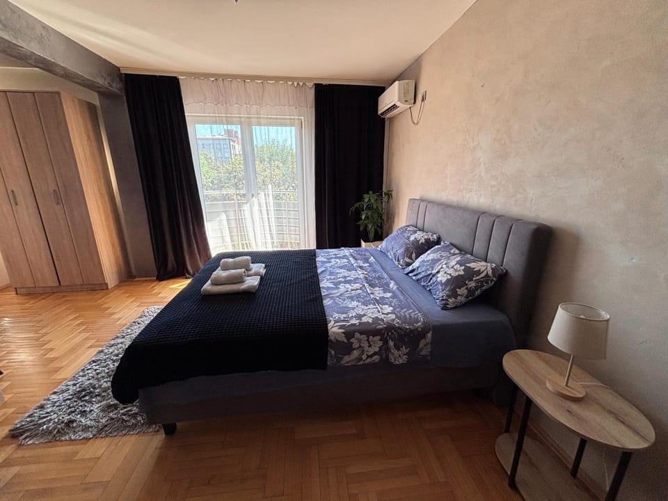 Bed, towels