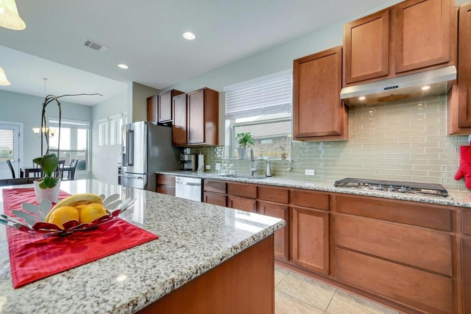 Tesla District Stay - Private Room - WiFi plus Parking House in Pflugerville