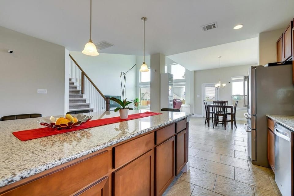 Tesla District Stay - Private Room - WiFi plus Parking House in Pflugerville
