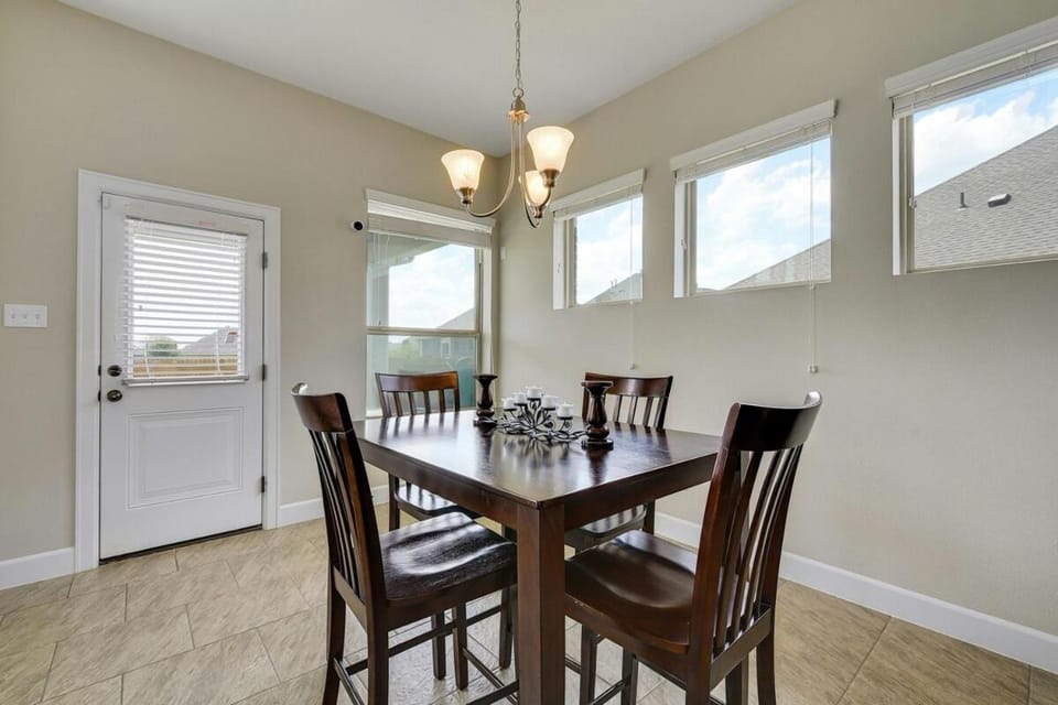 Tesla District Stay - Private Room - WiFi plus Parking House in Pflugerville