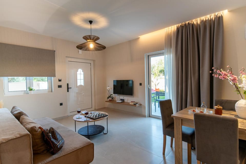 Day, TV and multimedia, Seating area, Dining area, Garden view