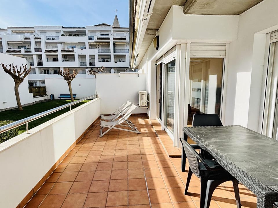 Encantador Bajo con Terraza Cerca Playa - ES-258-183 Apartment in Roses