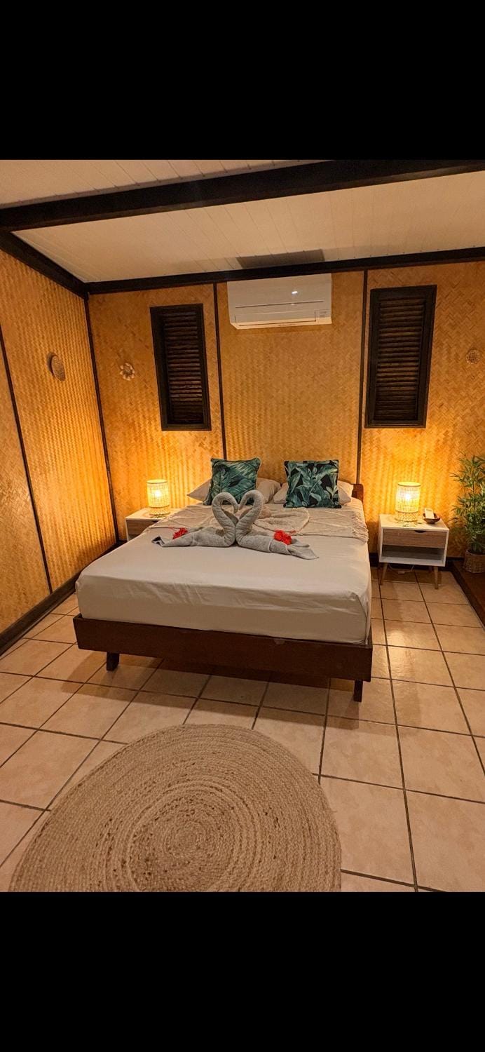 Bed, Bedroom, towels
