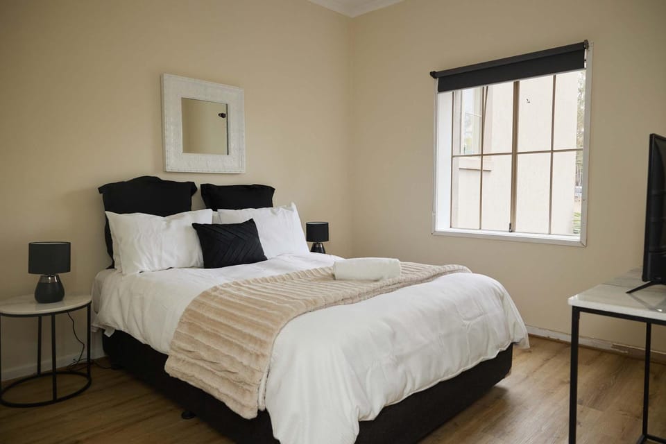 Templestowe Village - 2BR Parking Pet-Friendly Apartment in Melbourne