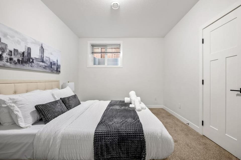 Spacious Modern 3 Bedroom Basement Suite Apartment in Calgary