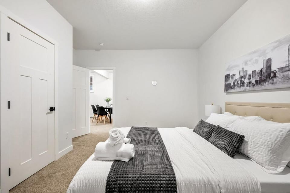 Spacious Modern 3 Bedroom Basement Suite Apartment in Calgary
