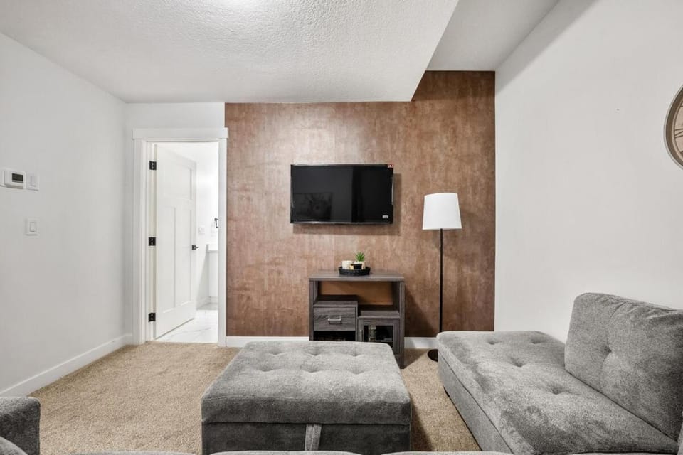 Spacious Modern 3 Bedroom Basement Suite Apartment in Calgary