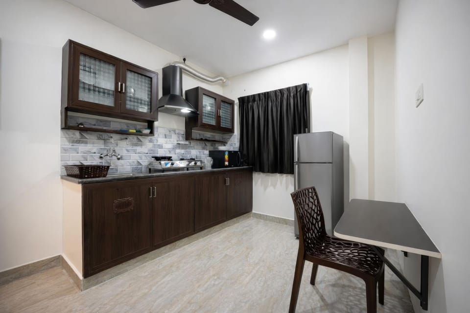 Kitchen or kitchenette, Dining area, oven, stove