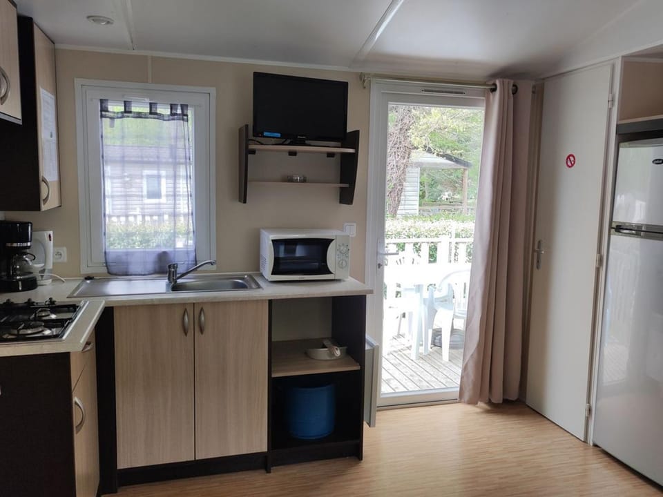 Mobil-home 6 Pers avec Terrasse à Axat - API-1-52-973 Campground/ 
RV Resort in Occitanie