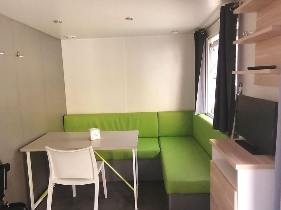 Mobil-home 2 pers. avec terrasse à Axat - API-1-52-1188 Campground/ 
RV Resort in Occitanie
