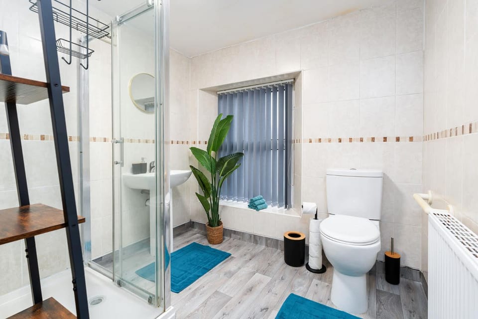 Shower, Toilet, Bathroom, towels