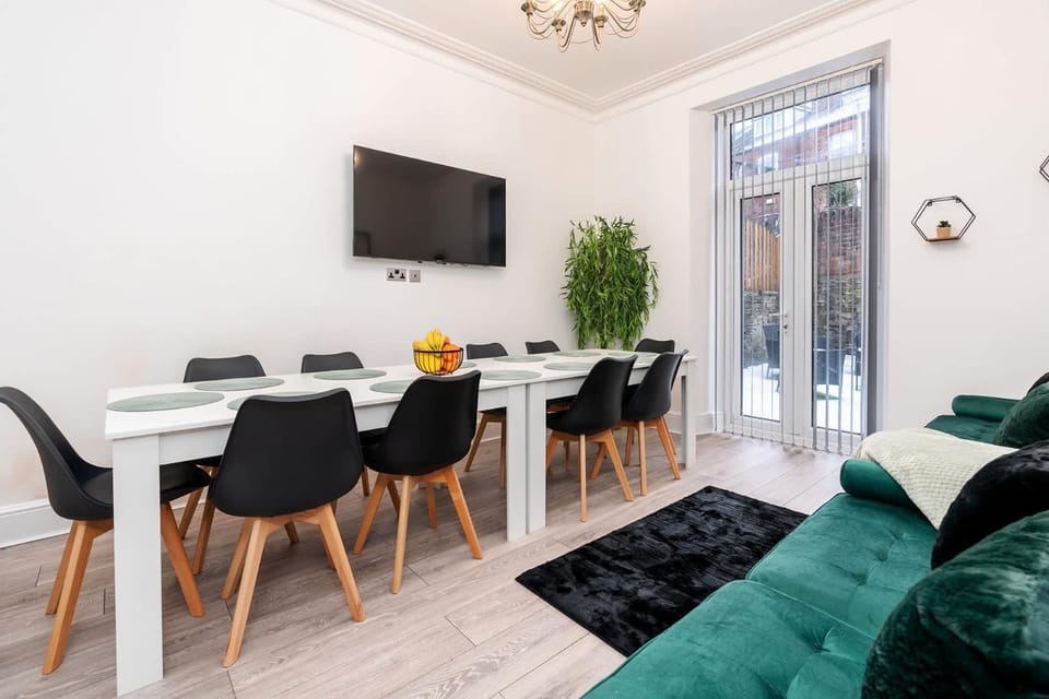 TV and multimedia, Living room, Seating area, Dining area