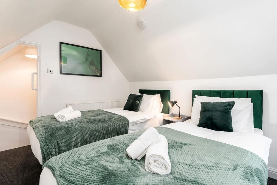 Bed, Photo of the whole room, Bedroom, towels