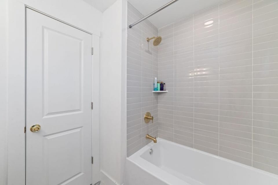 Pickleball-Basketball Oasis-Pool & Spacious Home House in Pearland