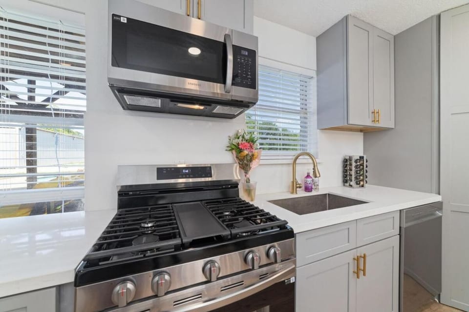 Pickleball-Basketball Oasis-Pool & Spacious Home House in Pearland
