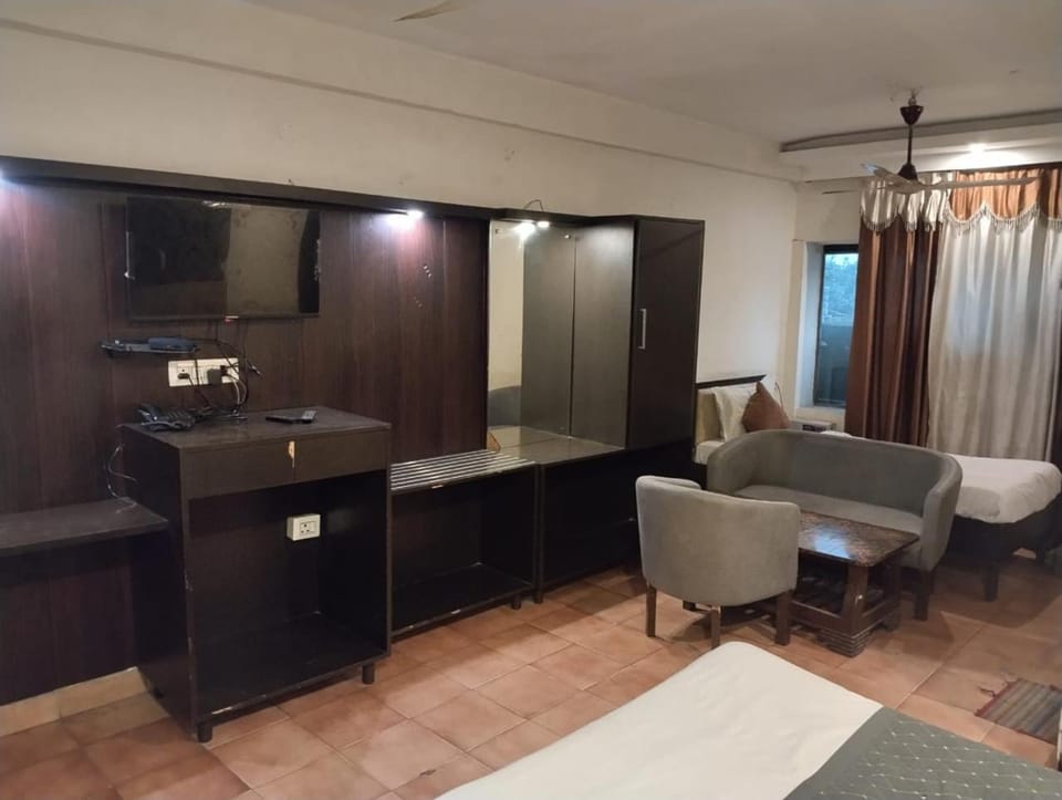 TV and multimedia, Seating area, Dining area, wardrobe