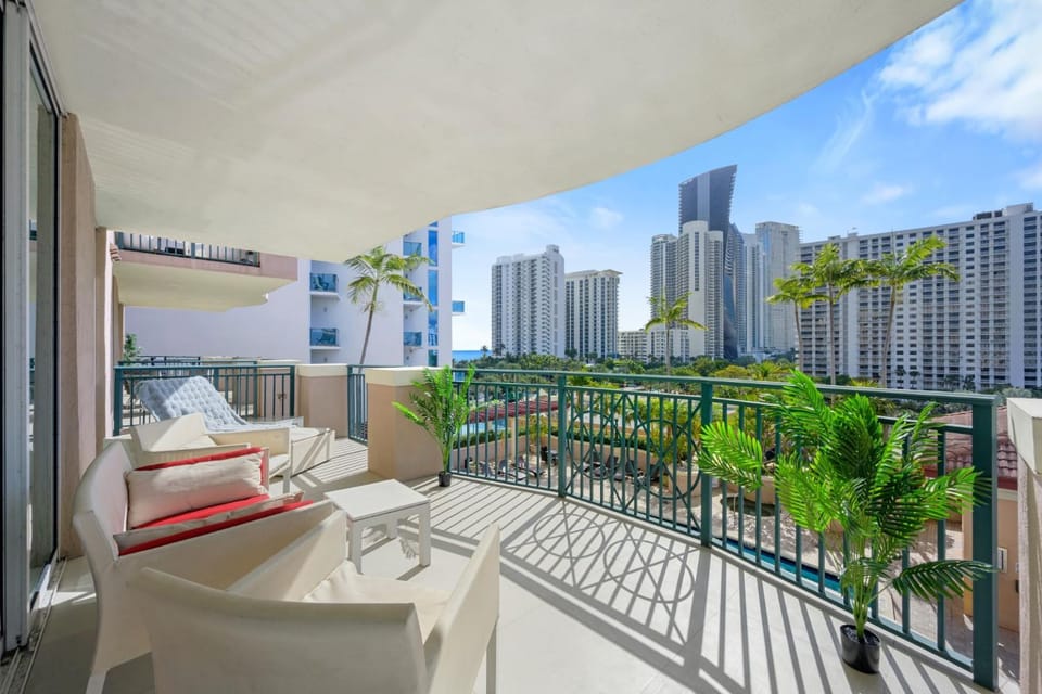 View (from property/room), Balcony/Terrace, City view