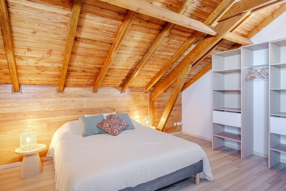 Photo of the whole room, Bedroom