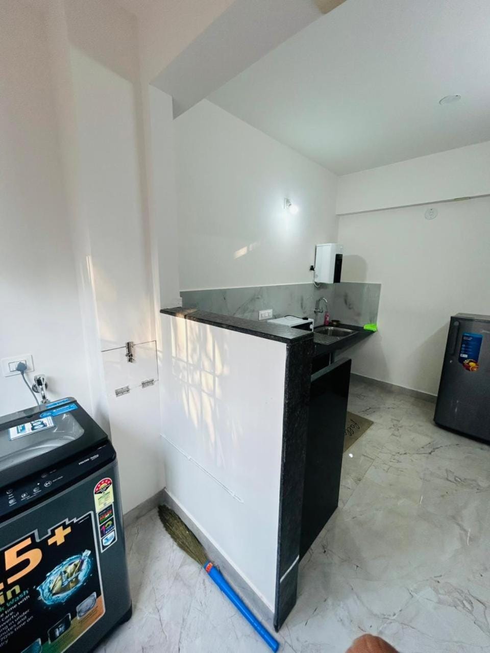 Kitchen or kitchenette, oven, washing machine