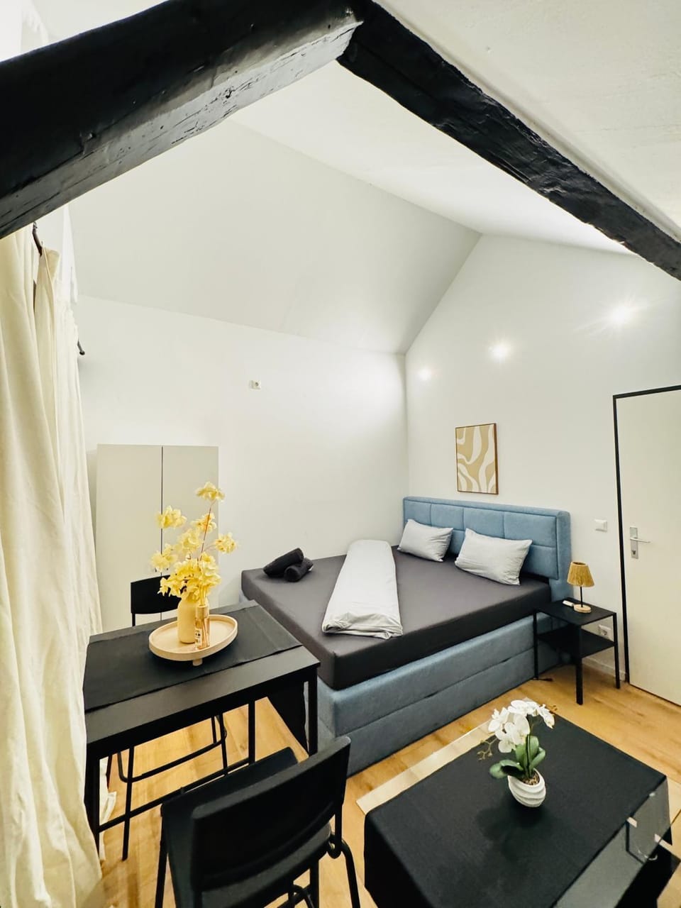 Bed, Photo of the whole room, Seating area, Dining area, Bedroom