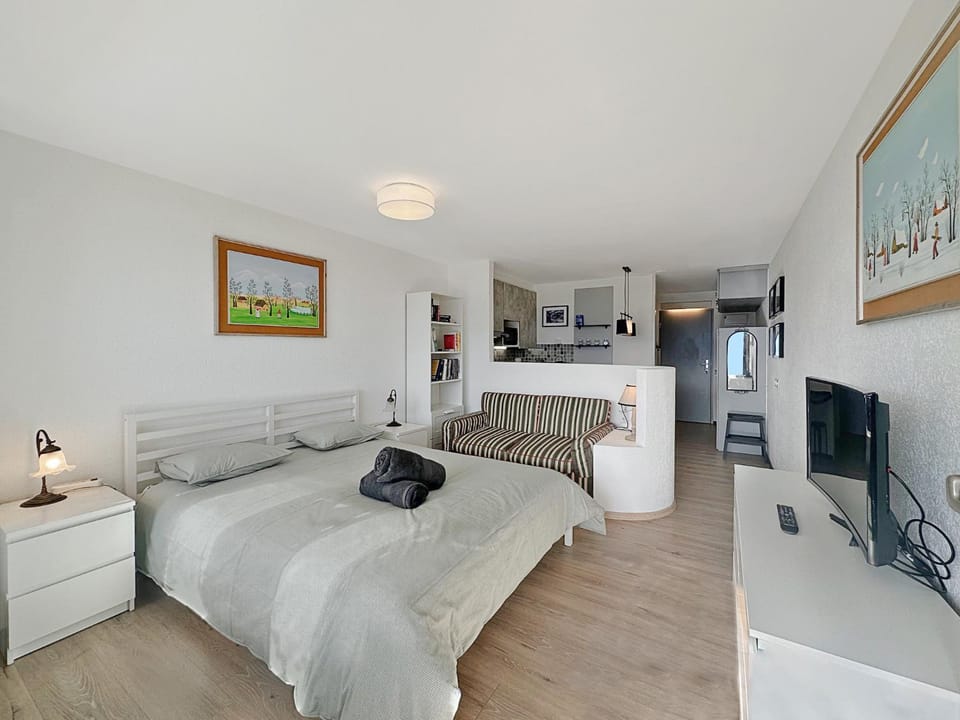 Alpine Club Retreat, Central Studio, Pool and View Apartment in Crans-Montana