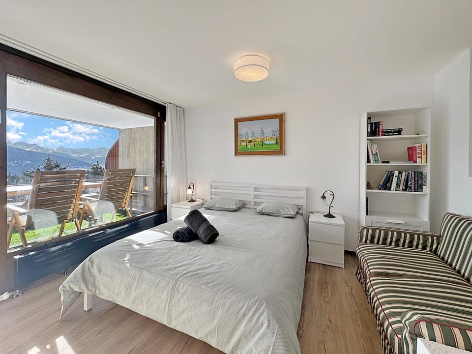 Alpine Club Retreat, Central Studio, Pool and View Apartment in Crans-Montana