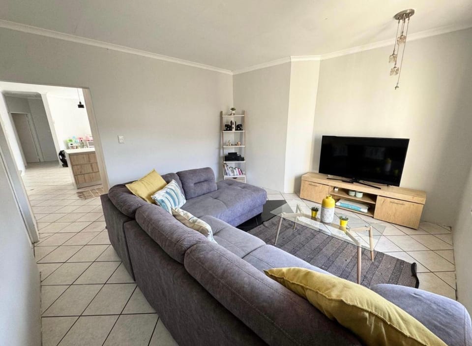 Communal lounge/ TV room, TV and multimedia, Living room, Seating area, Evening entertainment
