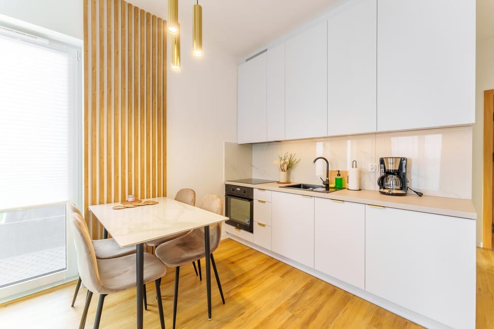 Coffee/tea facilities, Kitchen or kitchenette, Dining area, stove
