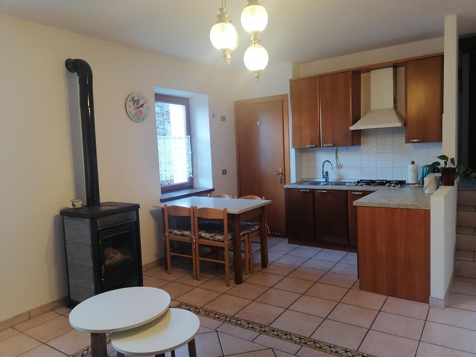 Kitchen or kitchenette, Dining area