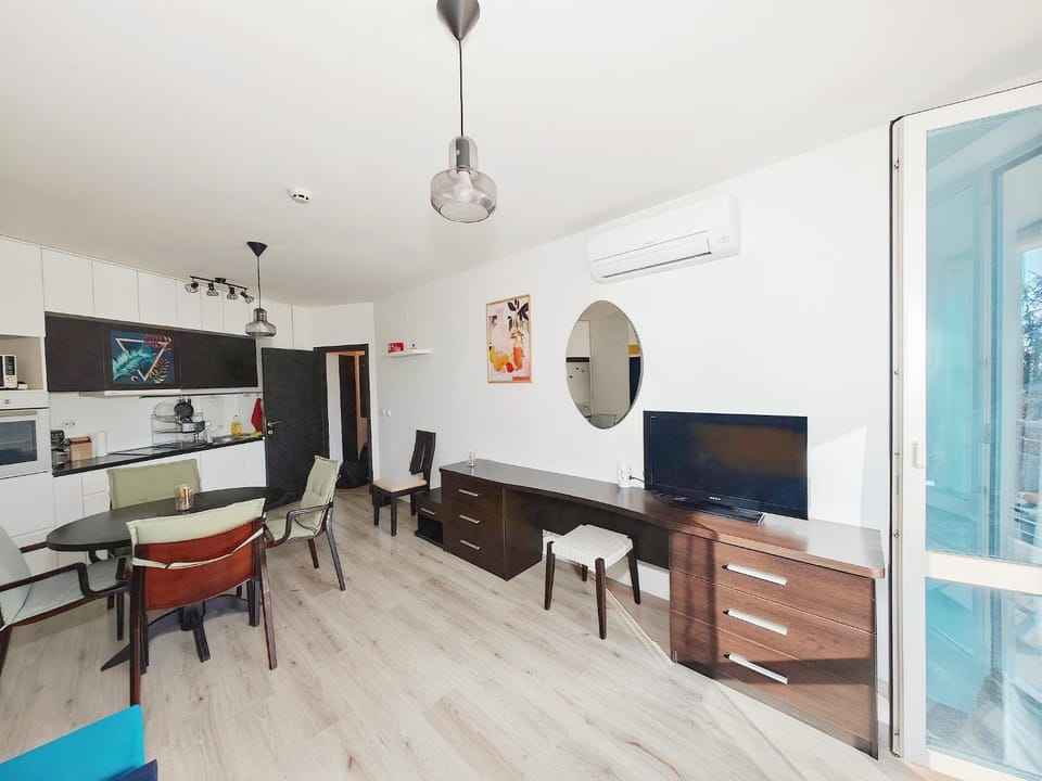 Communal lounge/ TV room, TV and multimedia, Kitchen or kitchenette, Living room, Seating area, Dining area, Evening entertainment, oven, pet friendly, air conditioner
