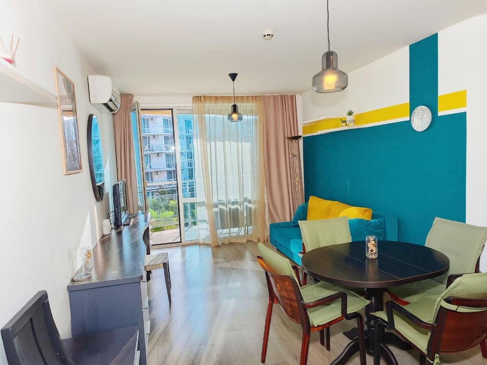 Living room, Seating area, Dining area
