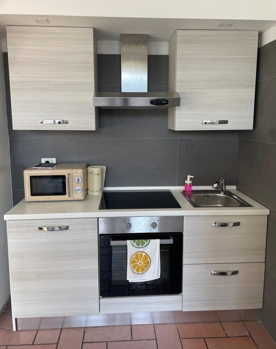 Kitchen or kitchenette, oven