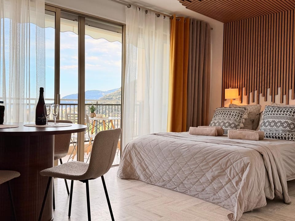 Bed, View (from property/room), Living room, Bedroom, Sea view